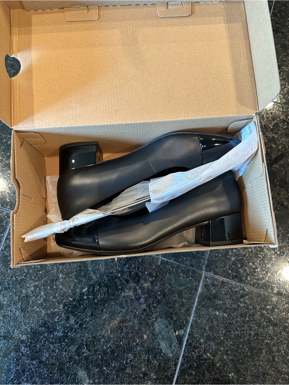 Clarks Marilyn Sara Black Leather Round-Toe Flats with Patent Cap NWT - Picture 4 of 5